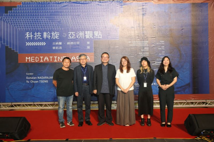  貴賓合影，左起為臺灣藝術家徐瑞憲、國美館長廖仁義、文化部政務次長蕭宗煌、臺灣策展人曾鈺涓、臺灣藝術家李紫彤與韓國藝術家吳珠榮等人