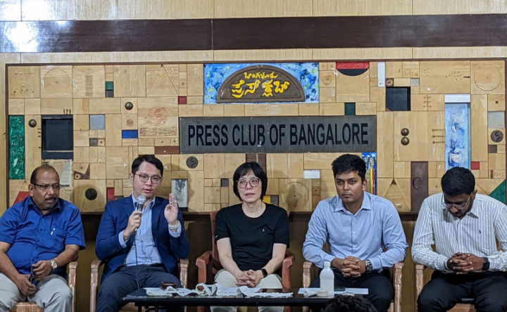 思創全球營運長盧幼貞（中）與貿協清奈辦事處主任施育龍（左2）27日在印度南部班加羅爾市舉行記者會，宣布設廠計畫。（貿協清奈辦事處提供）