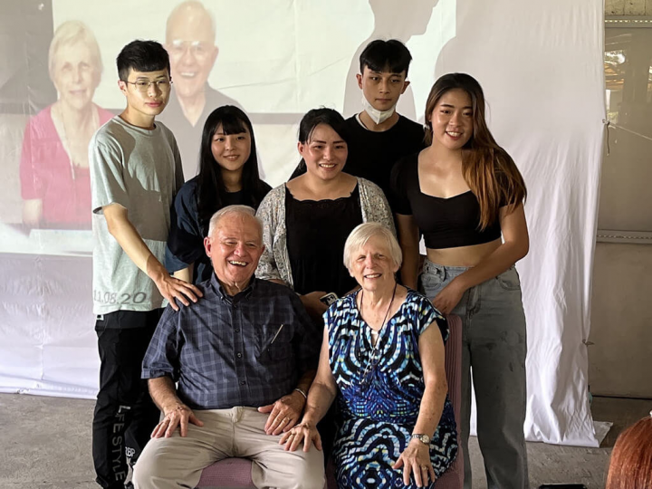 宜蘭縣私立神愛兒童之家育幼院創辦人史可堯（前左）、史培理（前右）夫婦月底將回美國養老，曾受照料的孩子們20日舉辦歡送會，感謝兩人養育之恩。（唐德恩提供）