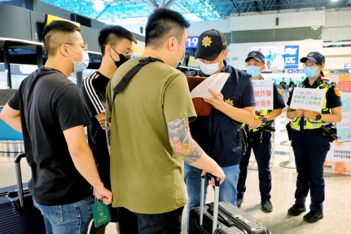 柬埔寨打工詐騙頻傳，行政院表示，目前掌握相關被害人數達373人，其中已協助40人返台，還有333人等待救援。圖為警方在桃園機場宣導。