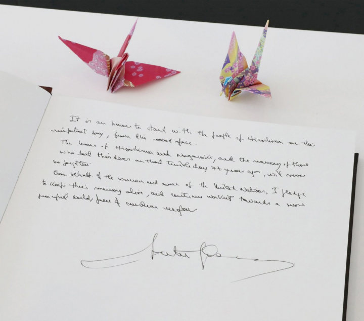 聯合國秘書長古特瑞斯(Antonio Guterres)在廣島和平紀念博物館簽署名冊。