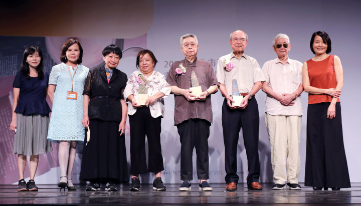 台北市文化局經北市藝文組織譽揚委員會決議，譽揚由作家文人創設，以推廣文學為志業的九歌、洪範、爾雅3家純文學出版社，24日舉行譽揚頒獎典禮，文化局副局長陳譽馨（左起）、市府顧問謝明珠、作家張曉風、九歌總編輯陳素芳、爾雅創辦人隱地、洪範創辦人葉步榮、詩人向明及陳育虹出席。（台北市政府文化局提供）