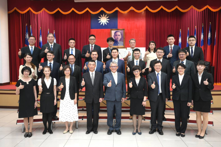 花敬群與24名模範公務人員合影