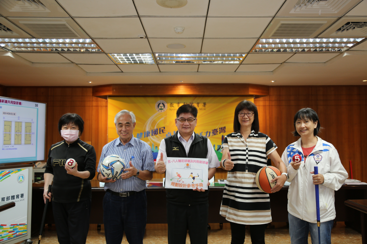 體育署研訂五人制、八人制及共用型足球場規劃設計參考手冊(中為體育署洪志昌副署長、左1為運動產業及企劃組劉姿君組長、左2為萬邦建築師事務所莊英男建築師、右2為運動設施組許馨文組長、右1為競技運動組盧淑姿專門委員)。