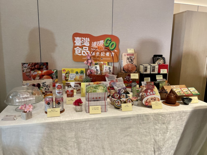 瞄準疫情解封商機，經濟部攜手外貿協會啟動「台灣食品全球GO計畫」，協助業者拓銷新加坡等海外市場，圖為17日記者會展示的台灣食品。