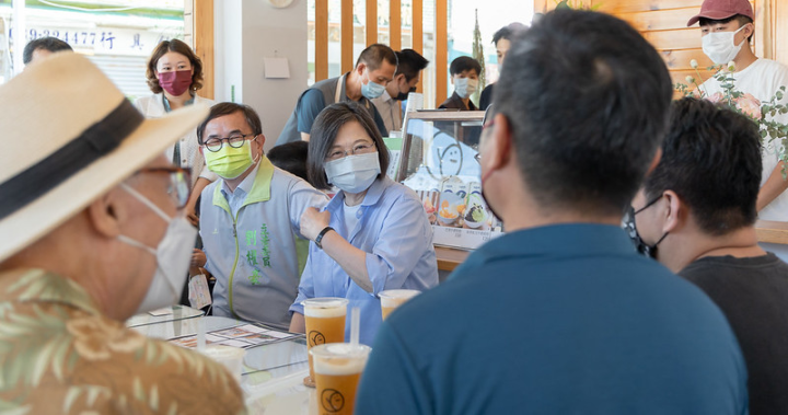 總統抵達後，首先由立法委員劉櫂豪介紹臺東市大同路上的幾位特色商家老闆，並聽取大家在臺東創業與經營的歷程