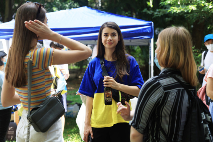8月24日為烏克蘭獨立紀念日，民團「台灣烏克蘭陣線」與「台灣東歐友好協會籌備處」27日攜手在台北舉辦「烏克蘭獨立紀念日慶典」，歡迎民眾一同前來慶祝烏克蘭的獨立性，有民眾特別穿了烏克蘭國旗配色上衣參與。