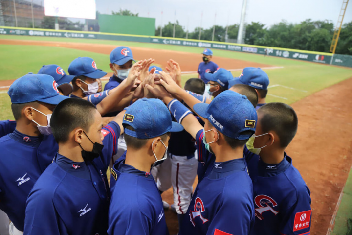  第6屆U12世界盃棒球賽台灣預賽第3戰31日晚間對上墨西哥，台灣小將5局攻勢串聯成功搶分，終場就以3比1成功拿下預賽第2勝。圖為台灣隊球員圍圈集氣。（中華民國棒球協會提供）
