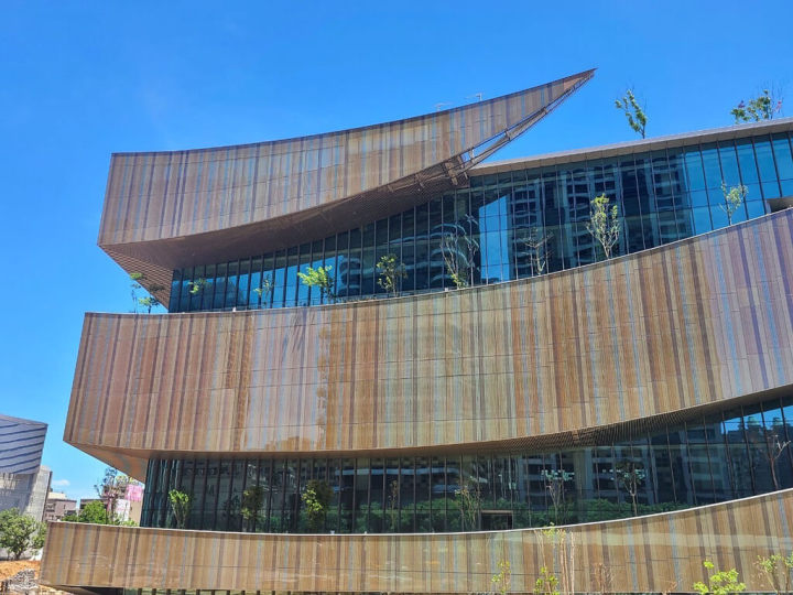 桃園市政府表示，桃園市立圖書館新總館座落在桃園藝文廣場，外觀是由日本頂尖建築師設計的「生命樹」；新總館分為圖書館棟及電影院棟，圖書館棟將成為國內規模最大的圖書館，提供上百萬冊館藏圖書。（桃園市文化局提供）