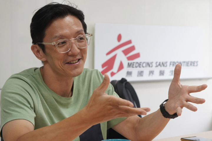 無國界醫生基金會董事長劉鎮鯤表示，踏進無國界醫生領域，其實是一連串的偶然。在流浪返台前的旅館寄出申請志願人員電子郵件，開啟通往另一個世界的大門。