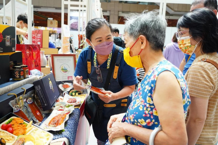 台灣美食展邁入第3天，台灣觀光協會7日表示，不少民眾都趁週末專程來購買來自各地的山珍海味跟農漁產品。（台灣觀光協會提供）
