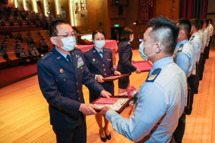 空軍司令劉任遠上將表揚各類型楷模人員。