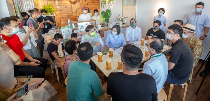 蔡英文總統21日午間前往臺東縣「哩厚冰果室」與在地創業青年座談