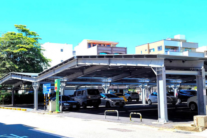 台南市政府交通局推動公有平面停車場建置太陽光電發電系統，至今完成22處，民眾停車不受日晒雨淋，成為受歡迎設施。圖為賢北街停車場。（台南市交通局提供）