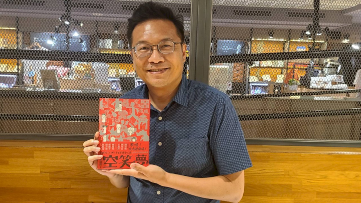邱祖胤推出長篇新小說《空笑夢》，以掌中戲視角看人生，也可窺見台灣布袋戲發展與大環境變遷。(江昭倫 攝)