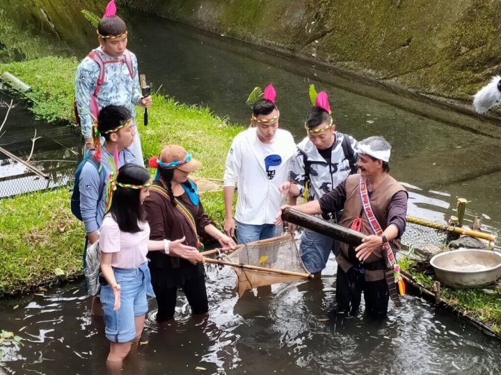 推動農村再生的水保局在炎炎夏日推薦費時3年溝通、規劃及分期修繕後重現的馬太鞍祕境，可體驗在地美食、溼地生態、阿美族部落家屋、木棧道及生態捕魚法。（水保局提供）