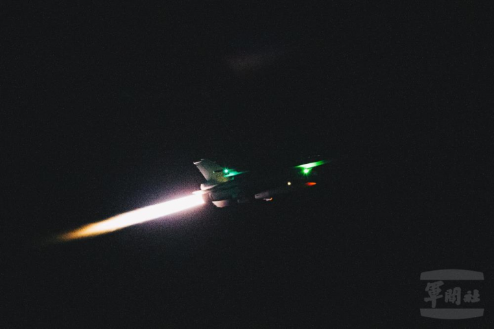 F-16V戰機起飛升空，橘色尾焰點亮黑夜。