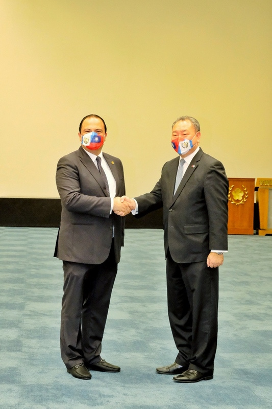 瓜地馬拉外交部長步卡羅（左）29日清晨搭機抵台，他在桃園國際機場致詞時重申，瓜地馬拉不會放棄對台灣的承諾。