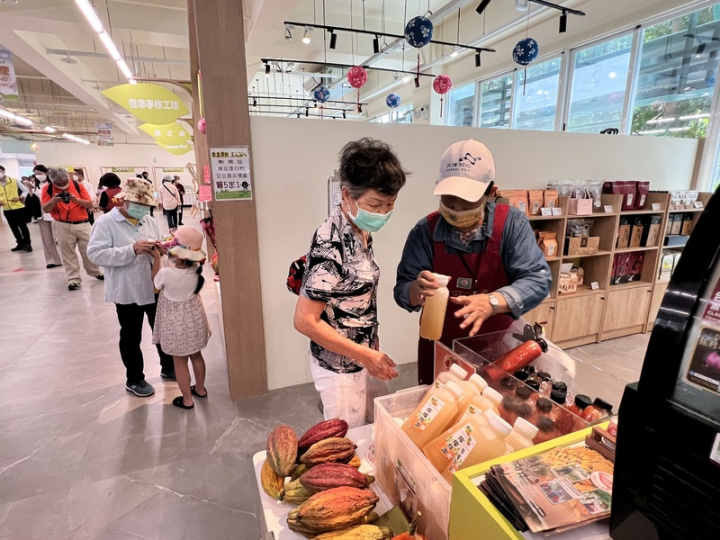 屏東農業物產館19日正式開館營運，提供南來北往的 遊客休憩空間，有屏東好物農特產販售，遊客可採購 優質的屏東農漁產品。