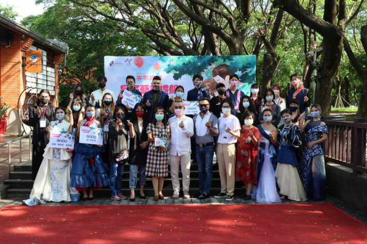 「布可思異」客家禮服設計賞徵件分兩階段進行，將從男組及女組設計作品中，選出各10款裁製成品進入決選，並於10月16日由模特兒走秀決選。圖為高雄市政府客家事務委員會2021年舉辦的客家藍衫禮服設計競賽。（高雄市政府提供）