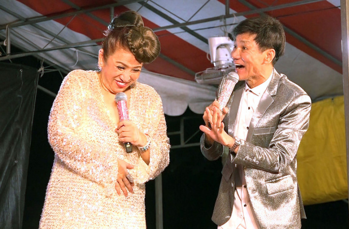 新加坡中元節重頭戲「歌台秀」表演自疫情以來今年首度恢復實體舉辦，21日的這場表演由歌台一姐劉玲玲（左）、一哥王雷搭檔主持。