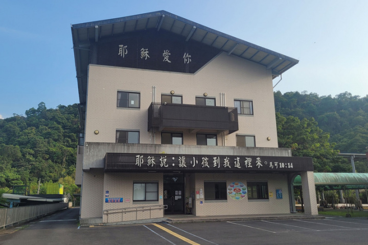 民國62年，來自美國的史可堯夫婦受政府創辦育幼院計畫之託，在宜蘭縣冬山鄉梅花湖畔創辦神愛兒童之家育幼院，開始照顧無依兒童，至今已照顧近千名無依孩子。