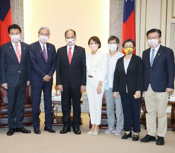 立法院長游錫堃（左3）24日接見日本國會友台團體「日華議員懇談會」會長古屋圭司（左2）、日華懇事務局長木原稔（左1）。右起為民進黨立委郭國文、時代力量立委陳椒華、民眾黨立委蔡壁如、民進黨立委邱議瑩。