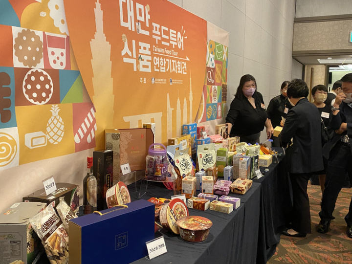 經濟部貿易局及外貿協會17日連線韓國、越南、馬來西亞及新加坡，啟動「台灣食品連環GO」活動，希望將更多台灣優質食品介紹給海外消費者。圖為韓國活動現場。
