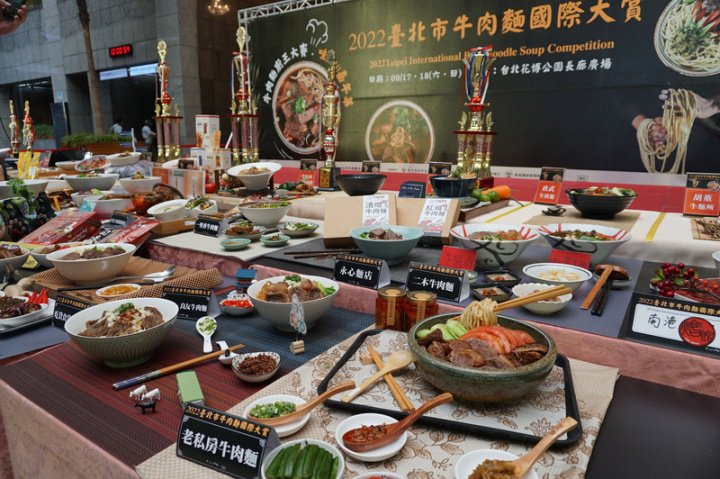台北市商業處9日表示，台北市牛肉麵國際大賞比賽即日起開放報名至8月底，今年比賽新增調理包組，將票選前10名，並頒發獎狀。