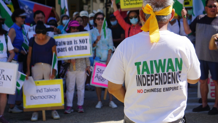 在美行醫數十年的醫師林榮松（前）身穿17年前抗議中國反分裂法的T恤，在中國領事館前向群眾演講，抗議中國的軍事演習。