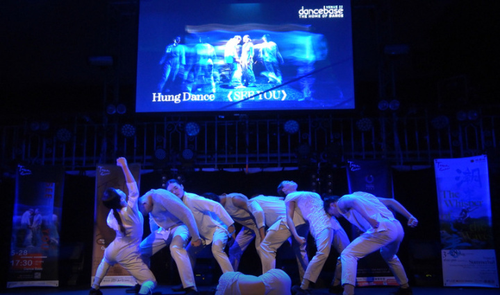 愛丁堡藝穗節15日舉行「台灣之夜」，圖為「翃舞製作」演出作品「再 見」精華片段。其他3個藝穗節「台灣季」團隊為「舞鈴劇場」、「周寬柔Ｘ安娜琪舞蹈劇場」、「曉劇場」。