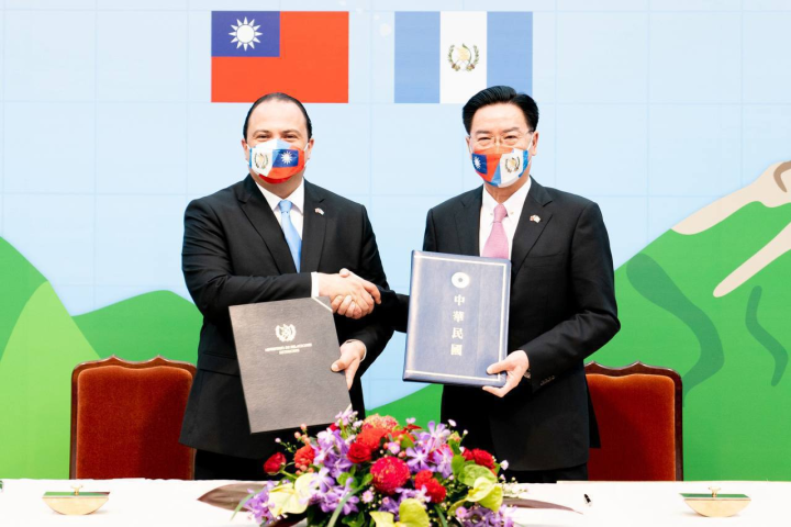 外交部長吳釗燮與瓜地馬拉外交部長步卡羅閣下共同簽署「中華民國(台灣)外交部與瓜地馬拉共和國外交部外交人員訓練及交流合作協定」