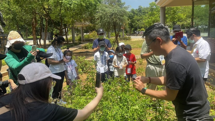 金門國家公園管理處辦理的親子一同走進中山林活動，9日閉幕。活動特色在於要求家長全程出席，讓孩童回到家庭後，仍能延續野趣課堂所學到的習慣與氛圍。（金門國家公園管理處提供）