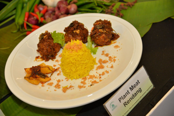 2022年馬來西亞形象展-台灣清真食品暨植物肉廚藝比賽6日在吉隆坡舉行，冠軍得主運用台灣清真植物肉做成馬來風味「仁當」。（外貿協會台灣清真推廣中心提供）