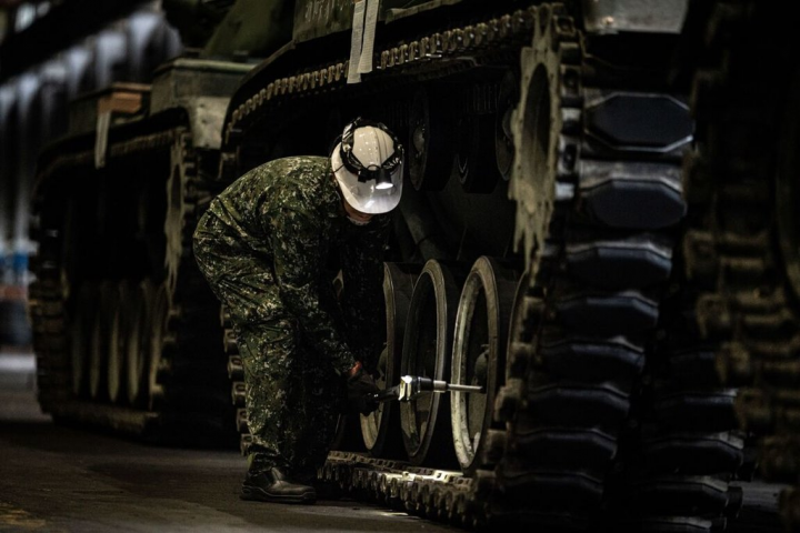 首頁 / 文化 國軍定心丸 陸軍裝配翻修廠登文總「匠人魂」[影] 2022/8/8 18:59（8/8 19:42 更新） 中華文化總會「匠人魂」系列影片記錄台灣百工百業，第36集影片「整裝一下！再出發」記錄國軍後盾「陸軍兵整中心裝配翻修廠」工作歷程。（文總提供）