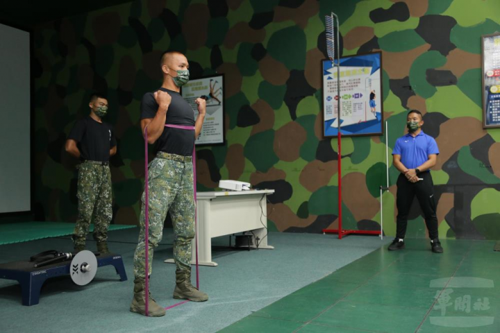 步訓部教官介紹運動科學館內的「離心慣性阻力訓練機」等設備。