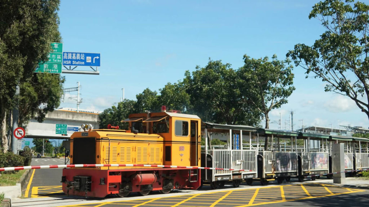 交通部鐵道局代辦台糖蒜頭糖廠五分車延駛至嘉義高鐵站工程已完工，鐵道局預估最快10月營運，屆時民眾出了嘉義高鐵站就可立刻體驗搭乘五分車。（鐵道局提供）
