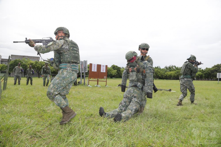 陸軍步訓部3日舉辦媒體邀訪，官兵實施步兵戰鬥體能訓練。