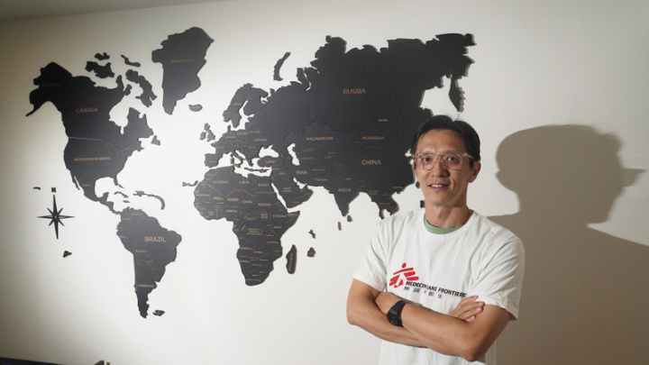 台灣無國界醫生基金會董事長劉鎮鯤說明，無國界醫生深入危機、戰爭的衝突核心區，為當地人們提供醫療服務。