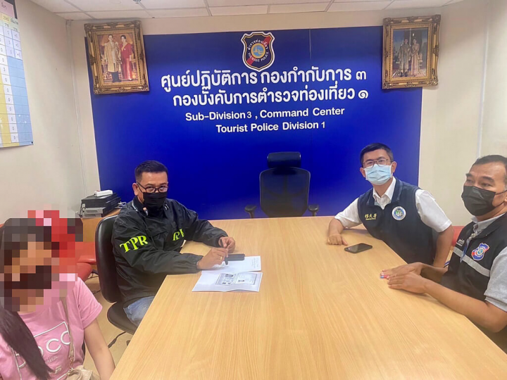 一名台灣女子（左）被騙到緬甸KK園區從事詐騙工作，16日在曼谷蘇凡納布機場為了躲避人蛇集團躲在機場廁所6個小時，後來在駐泰代表處協助下17日安全返台。（駐泰代表處提供）