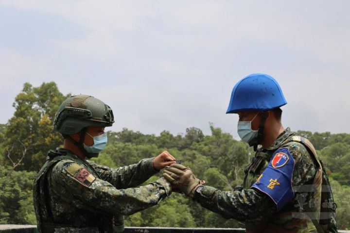 陸軍蘭陽地區指揮部機步一營手榴彈投擲移地專精訓練。（陸軍蘭陽地區指揮部提供）
