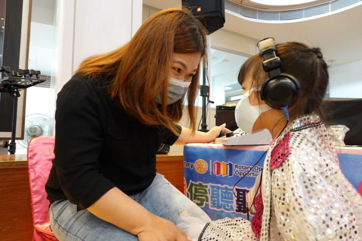 兒童聽力障礙會影響語言發展及學習效果，雲林縣政府每年為約4500名學齡前兒童聽力檢測。