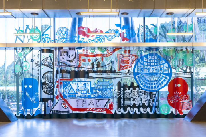 台北表演藝術中心邀請紙雕藝術家成若涵創作大型紙雕作品「人生戲台」，以傳統的技法用在現代材質，表現出當代的人文藝術景觀。（北藝中心提供）