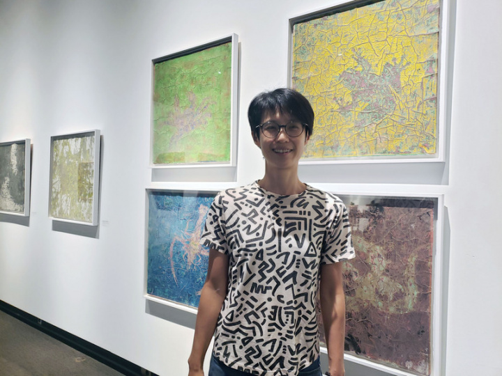 台加藝術家5日起在溫哥華博物館聯展，其中台灣藝術家王郁雯（圖）展出一系列紙創作畫。