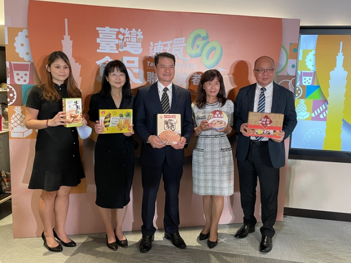 「台灣食品連環Go」聯合記者會17日舉行，出席者包括駐新加坡代表處經濟組組長吳文忠（中）、新加坡台灣貿易中心主任吳宜玲（左2）、業者及商會代表。