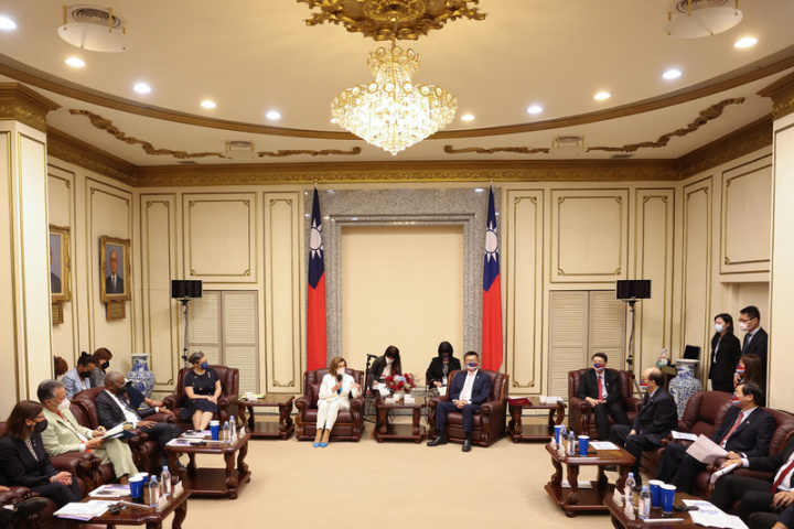 美國聯邦眾議院議長裴洛西（Nancy Pelosi）（中左，白西裝）2日晚間率團抵台，3日上午拜訪立法院；由於立法院長游錫堃確診，因此由立法院副院長蔡其昌（中右，深藍西裝）代表立法院率四大黨團總召接待歡迎。