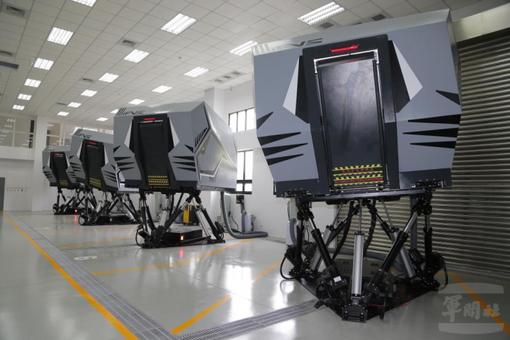 「輪型戰鬥車模擬訓練館」內建置駕駛模擬器與30機砲射擊模擬器等設備。