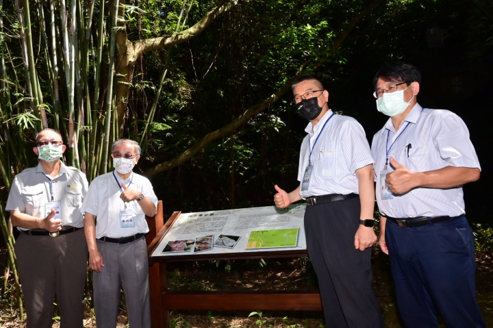 內政部長徐國勇(右2)、營建署長吳欣修(右1)、陽管處長楊模麟(左1)與書法大師張炳煌(左2)今(22)為新設的帕米爾公園解說牌進行揭牌