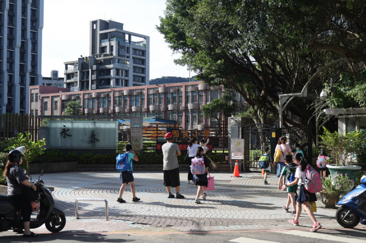 僅一牆之隔的台北市信義區永春國小與永吉國小111學年度正式合併成立為雙永國民小學，1日正式揭牌。圖為永春國小學生6月30日學期最後上課日上學畫面。