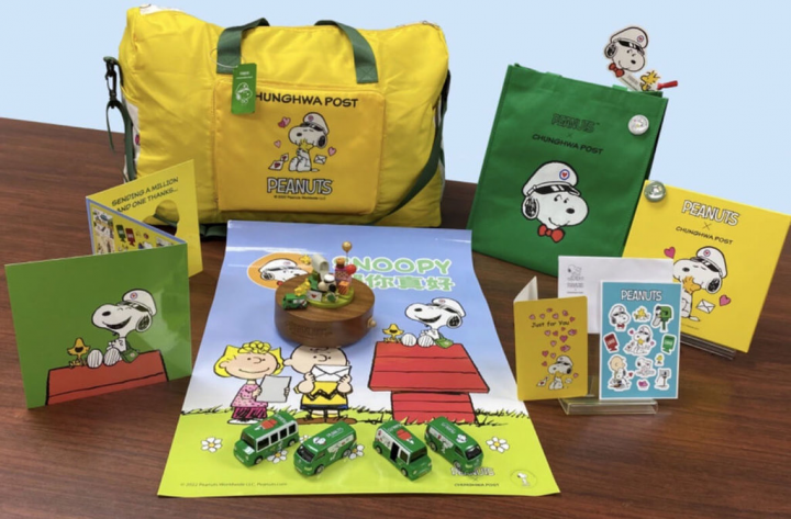 中華郵政2日宣布再推第2波史努比聯名商品，10日開賣，其中「郵你真好」限量款B組（每組售價新台幣3850元）內含歡樂音樂鈴、同樂旅行袋、深情郵摺、傳情小郵車。（中華郵政提供）